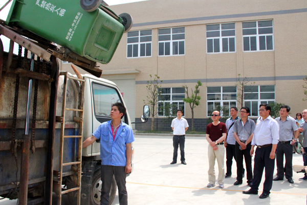 繁昌經(jīng)信委及河南經(jīng)貿(mào)委相關(guān)領(lǐng)導(dǎo)企業(yè)家來(lái)我司參觀考察